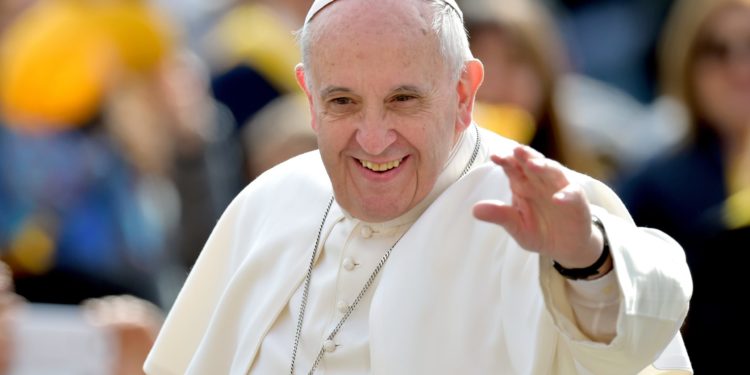 Papa në skandal, i bën like b*thëve të modeles në Instagram (FOTO)