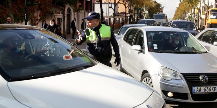 “Ju bëfshin ilaçe! Unë punoj për copën e bukës së gojës’, gruaja mallkon policinë që e gjobiti për rripin e sigurimit (Historia)