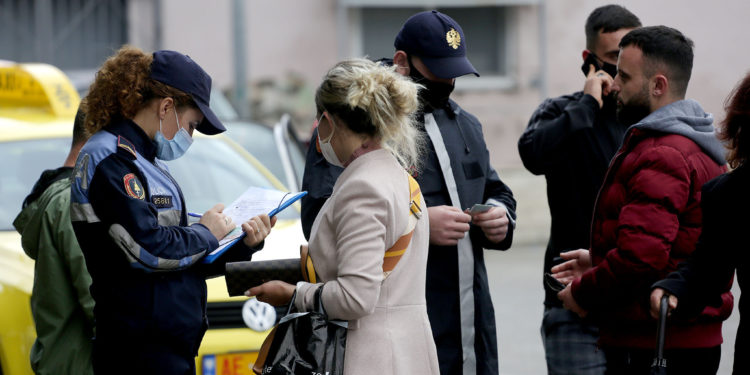 Të pabindurit për maskën, gjobiten 627 persona në Shqipëri