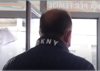 “Temperatura më arriti deri në 40 dhe për 3-4 ditë nuk më ulej fare”, rrefehet pacienti me Covid nga Gjirokastra (VIDEO)