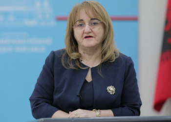 Rikthehet karantina në Shqipëri? Numri dy i shëndetësisë: Jemi shumë pranë vijës së kuqe