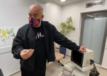 Spitali i Vlorës bëhet gati për të pritur të sëmurët me Covid, Rama: Le ta shohin ata që mbushin dynjanë me helm! (VIDEO)