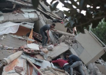 Turqi/ I riu publikon pamje nga poshtë rrënojave teksa priste të nxirrej nga operacionet e kërkim shpëtimit