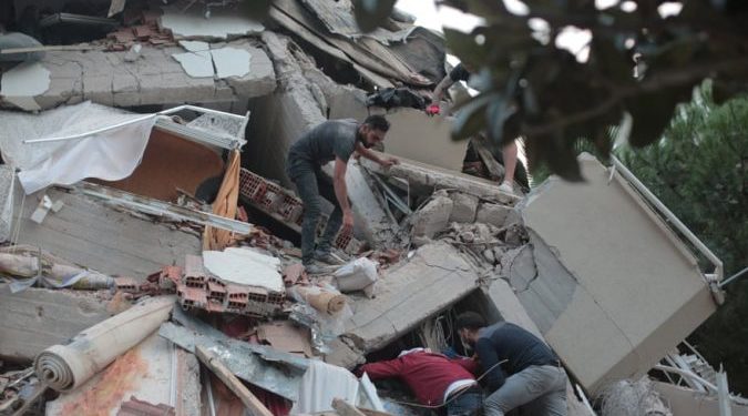 Turqi/ I riu publikon pamje nga poshtë rrënojave teksa priste të nxirrej nga operacionet e kërkim shpëtimit