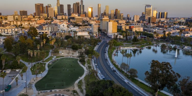 Kalifornia vendos shtetrrethim pas bilancit negativ të viktimave nga COVID-19