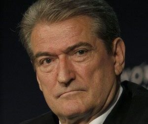 E quajti mbetje organike të papërpunueshme, Berisha i dërgon kartolinë Kryeministrit Rama