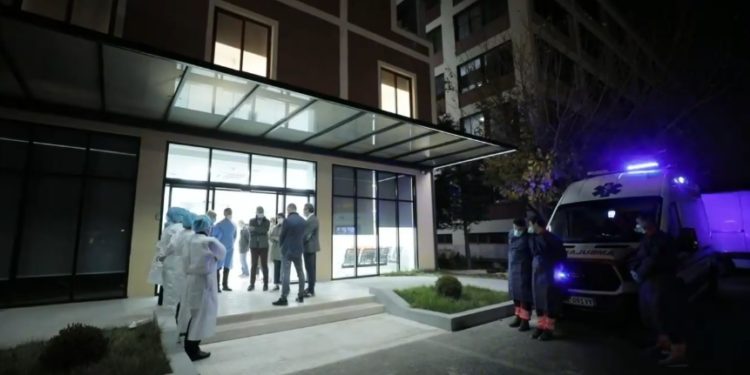 Shqipëria në “kthetrat” e Covid, hapet spitali i katërt