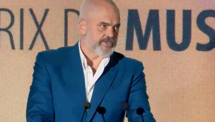 Rama vlerëson Kumbaron për “Shtëpinë me Gjethe”: Ka bërë punë të mirë dhe pa shpenzime, se është nga Gjirokastra