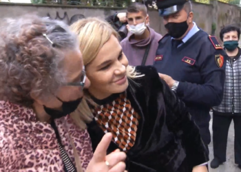 Monika Kryemadhi nis takimet në terren: Pas zgjedhjeve do vij më shumë se s’dua të më ikin edhe mua fëmijët nga Shqipëria!