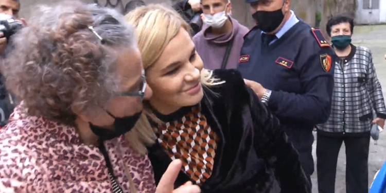 Monika Kryemadhi nis takimet në terren: Pas zgjedhjeve do vij më shumë se s’dua të më ikin edhe mua fëmijët nga Shqipëria!