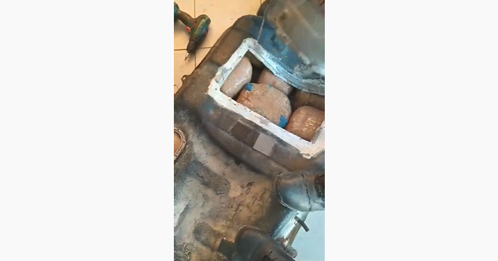 Policia greke zbulon kanabis në kufi me Shqipërinë, qeni e nuhati brenda sarbatorit të makinës (VIDEO)