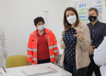 Covid ‘mbërthen’ Shqipërinë, Manastirliu: Kemi disa skenarë të gatshëm për situatën