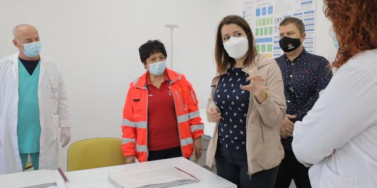 Covid ‘mbërthen’ Shqipërinë, Manastirliu: Kemi disa skenarë të gatshëm për situatën