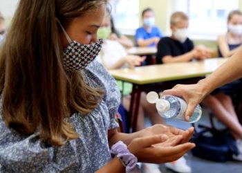 Shqipëria në mbylljen e dytë/ Ç’do të bëhet me shkollat? Rakacolli: Do qëndrojnë hapur, nuk i konsiderojmë vatra infeksioni