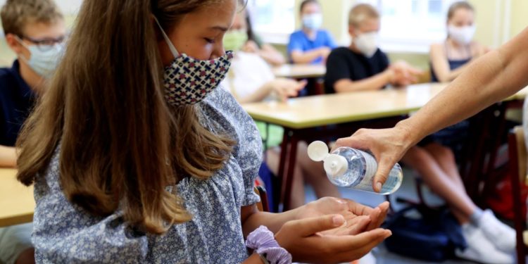 Shqipëria në mbylljen e dytë/ Ç’do të bëhet me shkollat? Rakacolli: Do qëndrojnë hapur, nuk i konsiderojmë vatra infeksioni