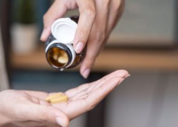 Britania nis shpërndarjen falas të vitaminës D, ndihmon kundër Covid