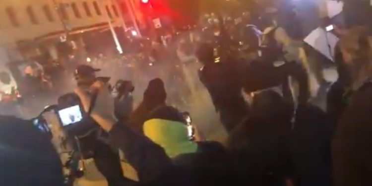 Tensione gjatë zgjedhjeve në SHBA, rrugë mbushen me protestues