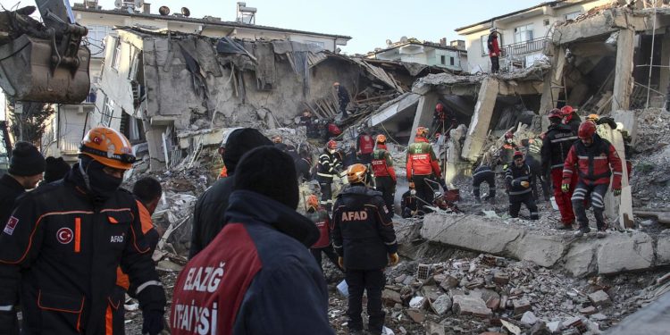 Tërmeti në Turqi/ 85 të vdekur e 994 të plagosur, vijon puna në 6 ndërtesa