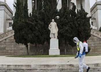 Covid ‘mbërthen’ Greqinë, shqyrtohet mbyllja deri në mars