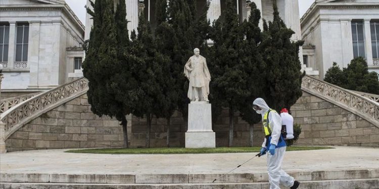 Covid ‘mbërthen’ Greqinë, shqyrtohet mbyllja deri në mars