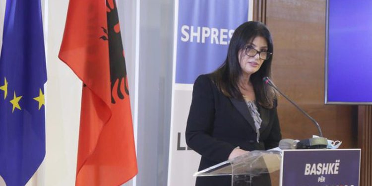 Regjistrohet në gjykatë partia e Jozefina Topallit