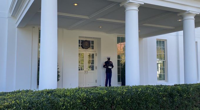 Donald Trump mbërrin në “Shtëpinë e Bardhë”, një ushtar qëndron jashtë derës