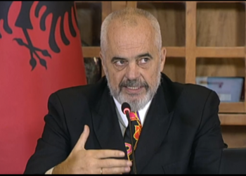 Rama garanton se uji është i pijshëm, gazetarja: A lahet Zaho me ujin e rubinetit? Rama: 2 herë në ditë, nuk e laj me ujë shiu.