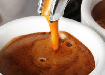 Mësoni si ndikon kafja te sistemi nervor brenda 15 minutash