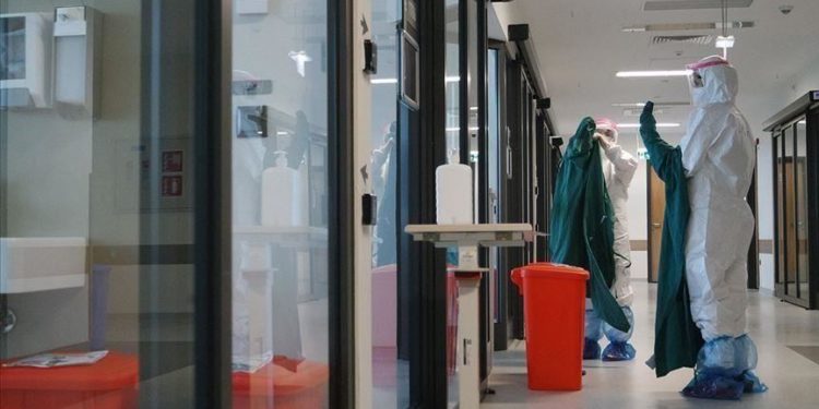 Covid ‘mbërthen’ Turqinë, 2576 raste të reja, 85 pacientë ndërrojnë jetë