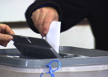 Të moshuarit në Shqipëri me pjesëmarrjen më të lartë në votime, propozim për të rinjtë: Nëse voton, paguhesh