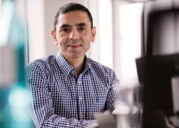 Krijuesi i vaksinës kundër COVID-19 parashikon kthimin në normalitet