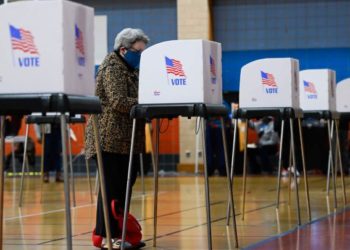 Hapen dy kutitë e para të votimit në fshatrat amerikane, “kokë më kokë” Trump dhe Biden