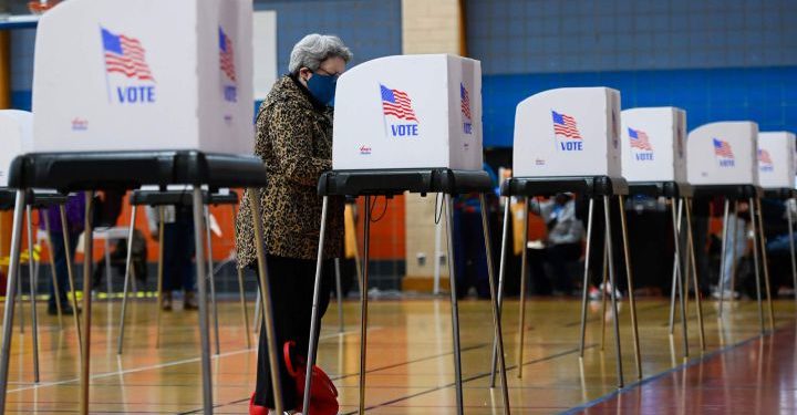 Hapen dy kutitë e para të votimit në fshatrat amerikane, “kokë më kokë” Trump dhe Biden