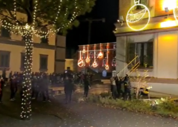 Protestuesit i vënë flakën pemës së Krishtlindjes në sheshin Skënderbej