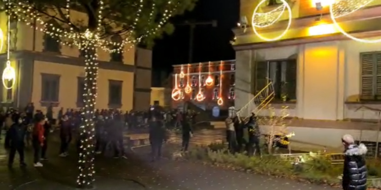 Protestuesit i vënë flakën pemës së Krishtlindjes në sheshin Skënderbej