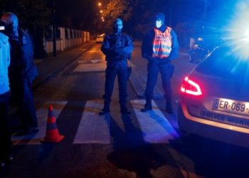 Franca ndalon daljen nga shtëpia midis orës 20:00 dhe 06:00