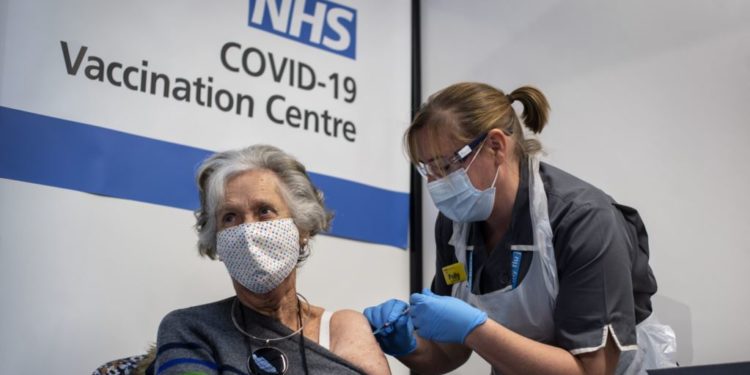 Në Britani vaksina anti-covid shkakton reaksion tek njerëzit me alergji të rënda