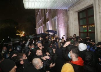 8 policë dhe 2 protestues të lënduar. Njeri prej policeve, rrezikon humbjen e syrit