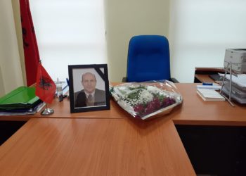 Humbi betejën me Covid, një buqetë lulesh dhe fotografia me shiritin e zi në zyrën e Edi Peshës