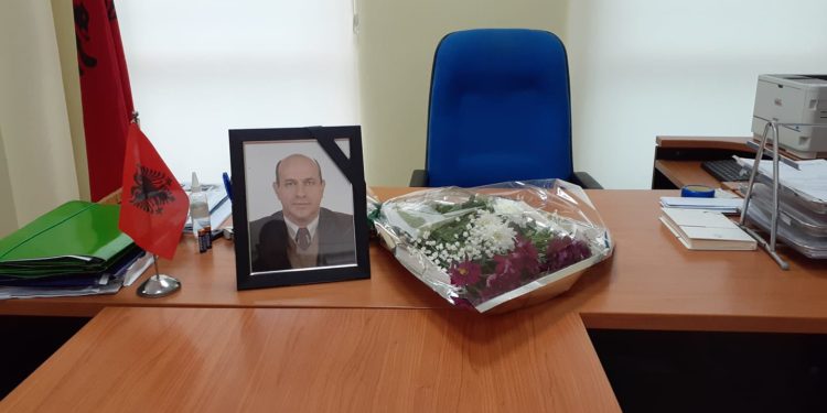 Humbi betejën me Covid, një buqetë lulesh dhe fotografia me shiritin e zi në zyrën e Edi Peshës