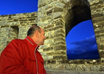 Mirela Kumbaro për Edi Peshën: Do të mbajmë sytë nga qielli sa herë të vishet fustanella dhe sa herë të merret një iso