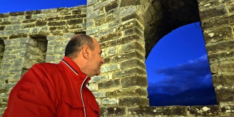 Mirela Kumbaro për Edi Peshën: Do të mbajmë sytë nga qielli sa herë të vishet fustanella dhe sa herë të merret një iso