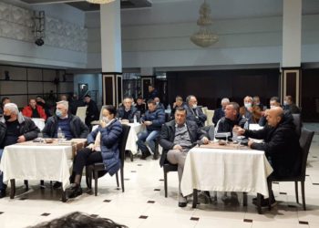 Mbi 30 persona në sallë dhe shumica pa maska, Tritan Shehu që bërtiste për “Retron”, shkel kufizimet e pandemisë në Gjirokastër (FOTO)