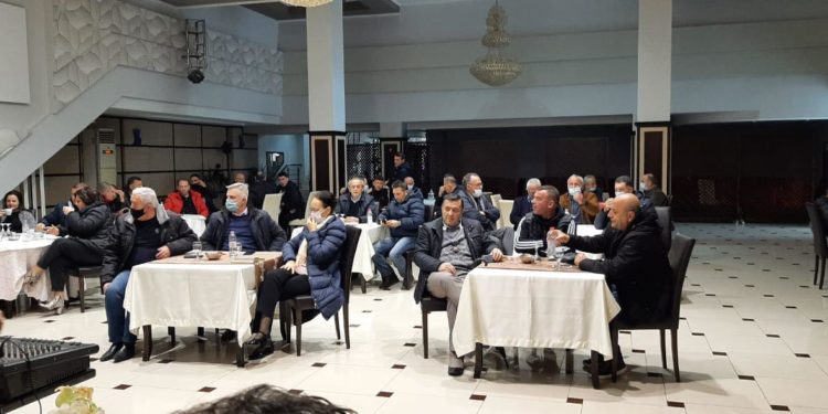 Mbi 30 persona në sallë dhe shumica pa maska, Tritan Shehu që bërtiste për “Retron”, shkel kufizimet e pandemisë në Gjirokastër (FOTO)