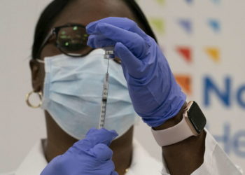 Nis vaksinimi masiv edhe në SHBA/ Një infermiere në Nju Jork e para që merr dozën e Pfizer