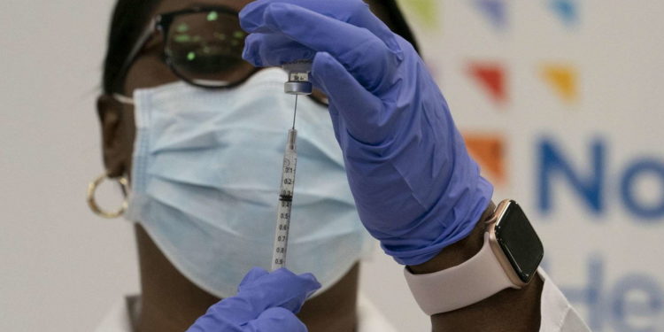 Nis vaksinimi masiv edhe në SHBA/ Një infermiere në Nju Jork e para që merr dozën e Pfizer