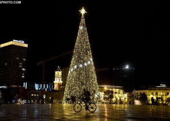 Tirana lë pas protestat, qyteti ‘vishet’ me drita dhe dekor festiv (FOTO)