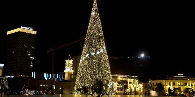 Tirana lë pas protestat, qyteti ‘vishet’ me drita dhe dekor festiv (FOTO)