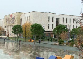 Protestat në Tiranë/Për herë të parë në 30 vjet dëmtohen godinat ku ruhen thesaret e kombit