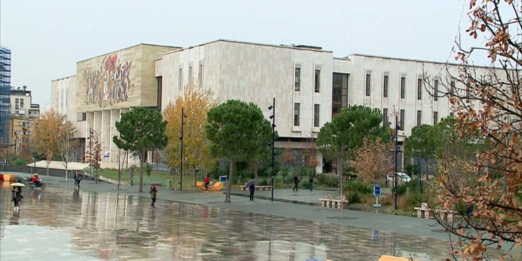 Protestat në Tiranë/Për herë të parë në 30 vjet dëmtohen godinat ku ruhen thesaret e kombit